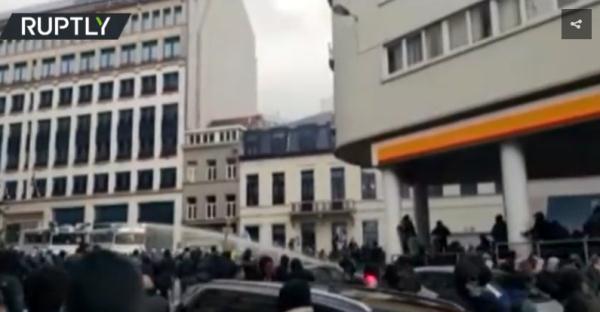 比利時爆發反政府防疫措施抗議,部分抗議者與警方衝突 比利時爆發反政府防疫措施抗議,部分抗議者與警方衝突