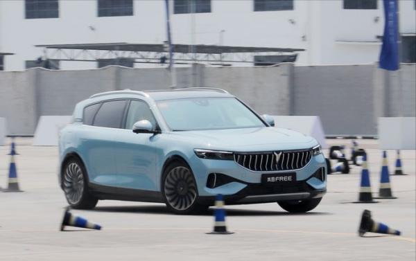 場地試駕嵐圖FREE:增程版也能做到4.5秒加速! 場地試駕嵐圖FREE:增程版也能做到4.5秒加速!