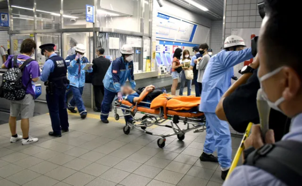 日本電車再現砍人案,兇手扮小丑揮刀後淡定抽菸:後悔沒殺更多人 日本電車再現砍人案,兇手扮小丑揮刀後淡定抽菸:後悔沒殺更多人