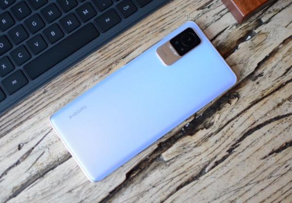 情人節小米手機開始發力，曲面屏+3200萬柔光自拍，跌至2299元