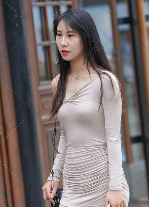 一身黑的造型搭配這個小藍帽，時尚清新範，又酷又颯