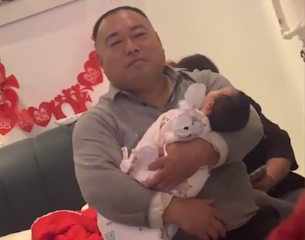 山東一女兒生完寶寶，爸爸溫柔抱著外孫女哄入睡，女兒瞬間破防