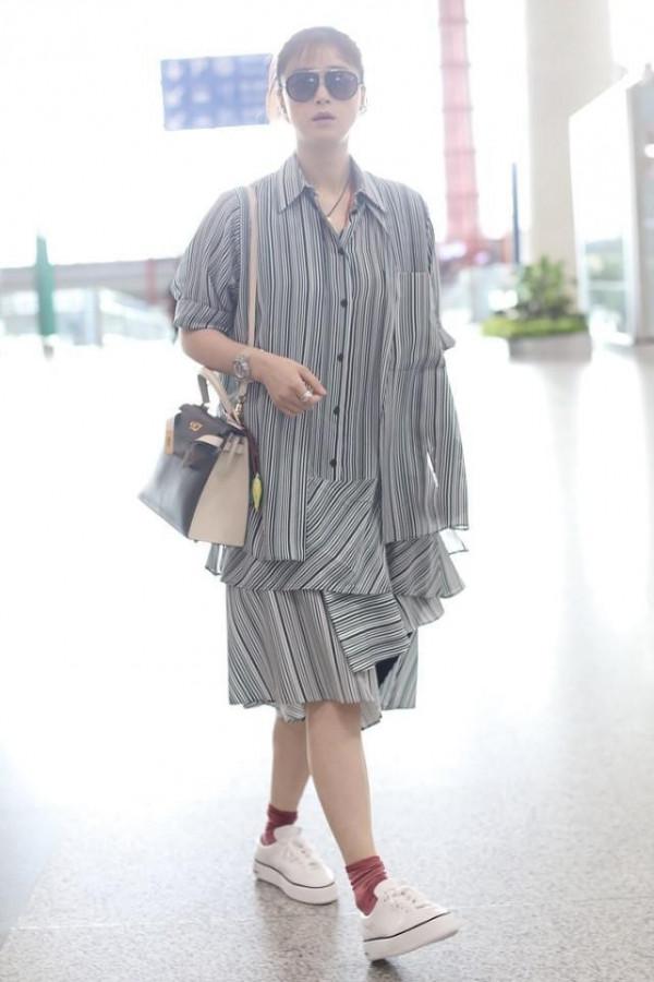 蔣欣敗給了自己的骨架，穿黑色禮裙顯得身材有點寬，但氣質感不差