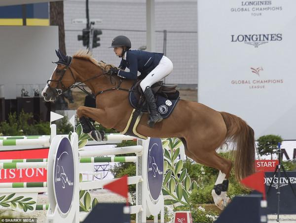 喬布斯57歲遺孀久違現身，觀戰23歲女兒馬術比賽，富家女撞臉海莉