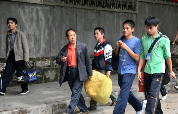 農村學生考大學是最佳出路嗎？老師的回答很扎心：考二本都很難