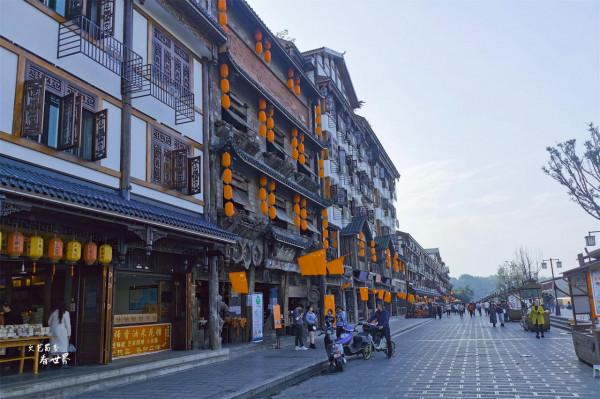 四川最宜居的養老勝地是樂山，成都人都會時常排著隊去吃喝遊玩