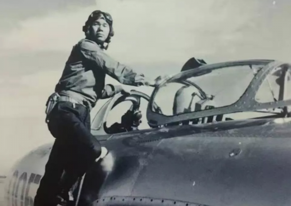 1971年飛行員楊國祥駕機投擲氫彈失敗，拒不跳傘，結果如何？