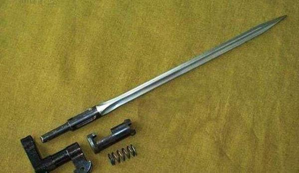 電影傳得很神，如今卻改裝刺刀，軍刺被淘汰是因太殘忍還是不實用