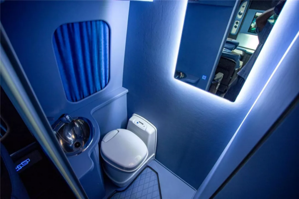 冰藍配色未來科幻感破屏而出！霍夫勒6座商務車：超豪華高檔配置