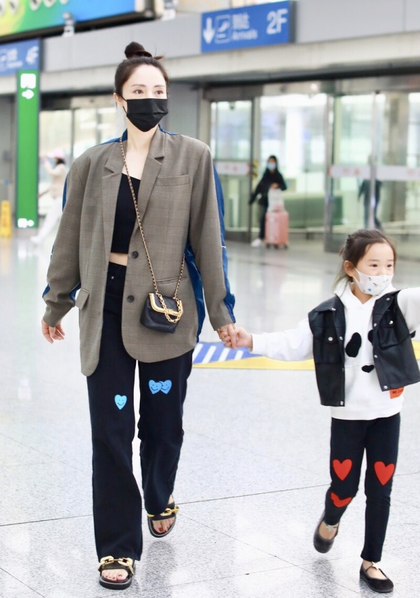 董璇單身後越來越敢穿,西裝配露臍裝真顯嫩,和小酒窩像姐妹 董璇單身後越來越敢穿,西裝配露臍裝真顯嫩,和小酒窩像姐妹