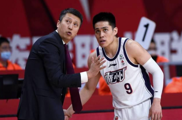 24秒運完把球擱地上！真有這種戰術？CBA解說員多次直言“奇怪”