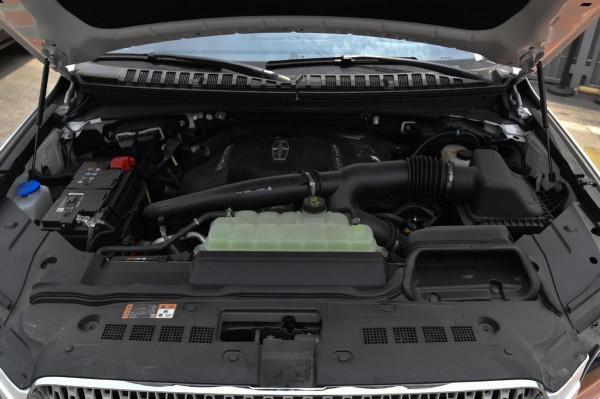 這才是純爺們的座駕，長超5米6，配3.5T V6動力，實拍林肯領航員