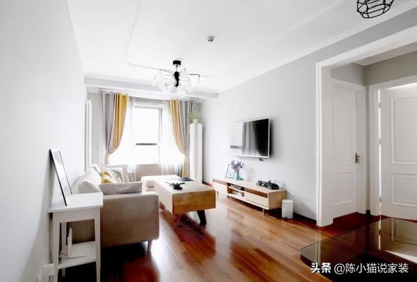 牆面只刷乳膠漆，吊頂只貼石膏線，窮裝新房完工，效果還不賴