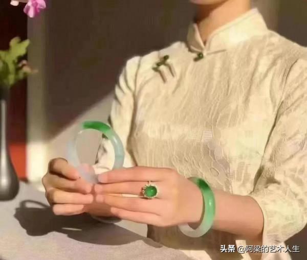 中秋佳節的早茶,六兄弟胸前的大金鍊子更加鮮豔和金碧輝煌了 中秋佳節的早茶,六兄弟胸前的大金鍊子更加鮮豔和金碧輝煌了