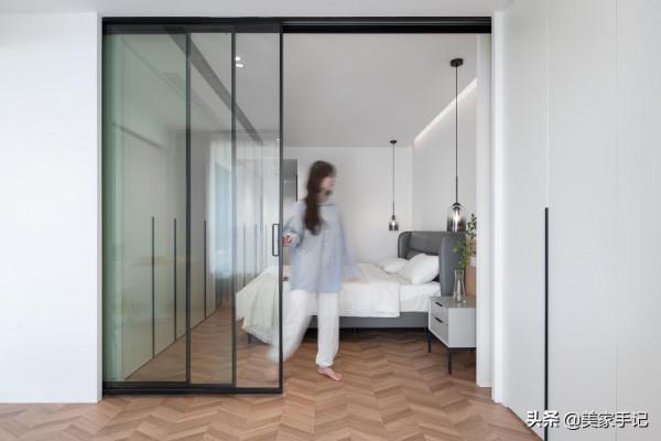 一進他家，彷彿世界都安靜了下來，全屋沒有一絲俗氣，太有品味了