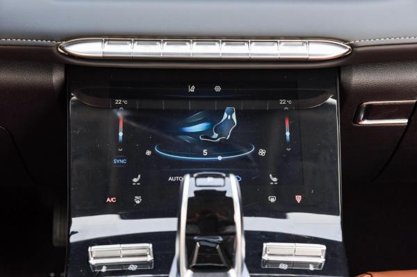 實拍瑞虎8 PLUS,水晶灰配色沉穩,車內提供三塊大屏+64色氛圍燈! 實拍瑞虎8 PLUS,水晶灰配色沉穩,車內提供三塊大屏+64色氛圍燈!