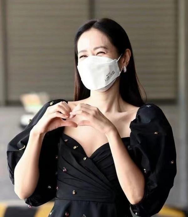 孫藝珍結婚後首次公開亮相！顏值慘跌，穿短裙身材暴瘦好憔悴