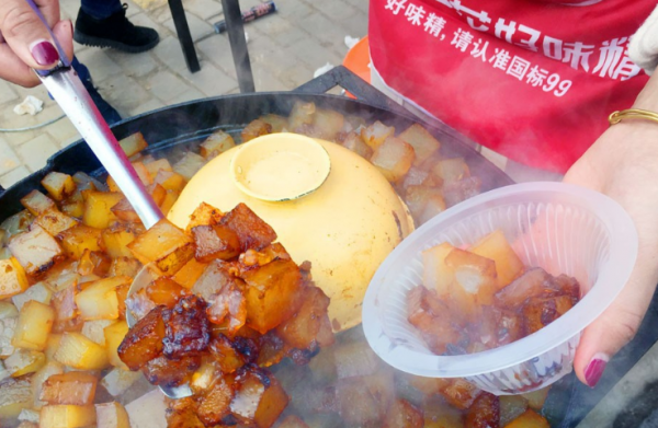 山西美女到農村賣特色小吃，純手工製作，出了本地其他地方吃不到