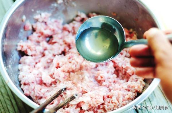 調餃子肉餡，不能亂放調料，記住“兩放一不放”，餃子又嫩又香