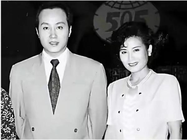 羅京去世7年後，妻子改嫁富商，婚前告別公婆：我依舊是羅家媳婦