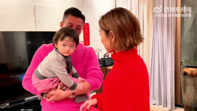 胡定欣開心派利是，轉頭嬲爆陳山聰？佢開年就有好彩頭，搭檔視帝影后實有發圍