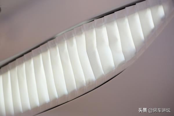 單拓展的房車見多了,橫床變豎床,這種佈局的你見過嗎? 單拓展的房車見多了,橫床變豎床,這種佈局的你見過嗎?