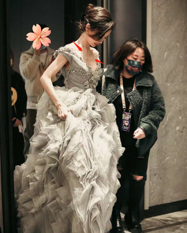 明星跨年禮服太內卷！baby楊冪高定爭鋒，唐嫣快被甩出85花