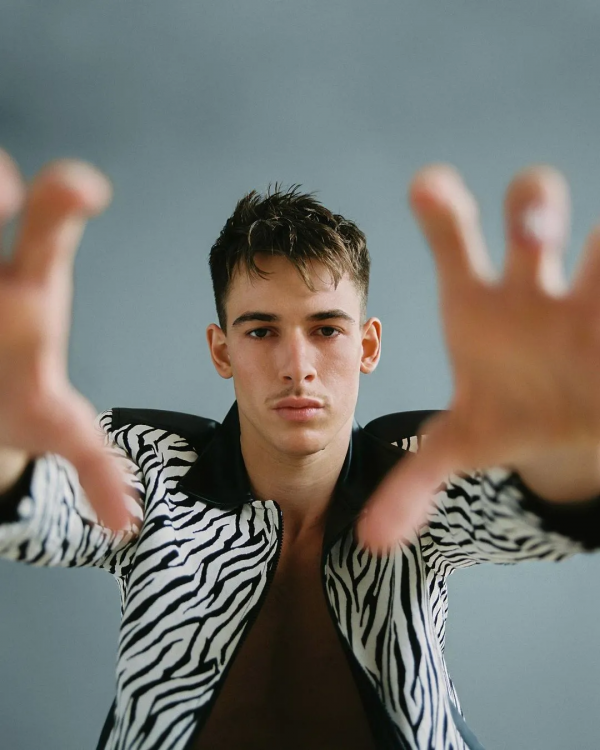 超生代時尚男模特維克托·奧登斯致敬 Olivia Rodrigo