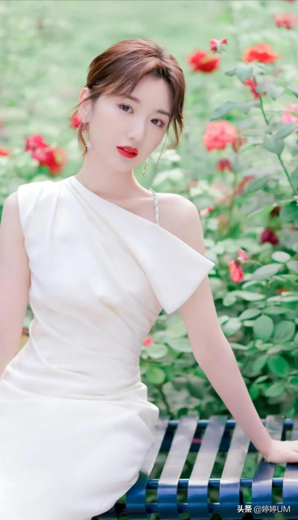 毛曉彤，膚白貌美、笑容甜美、可甜可酷，好看的女孩子誰不愛呢