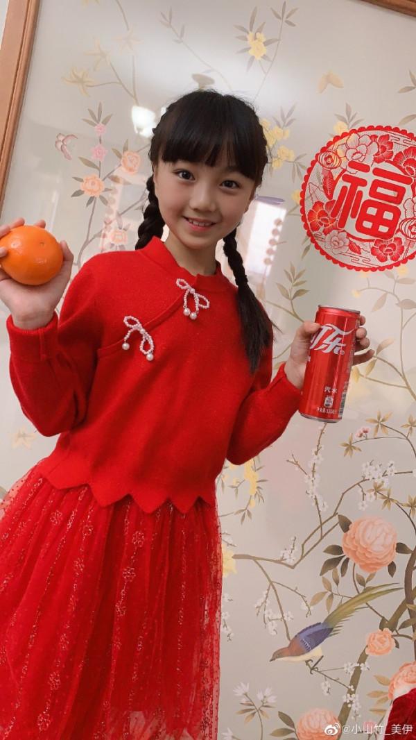 鄧倫&OpenCurlyDoubleQuote;女兒&rdquo;小山竹，教媽媽拍辣妹照！淡出娛樂圈，越長越美