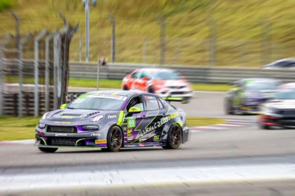 酣戰雨中上賽 CEC上海收官站廠商杯、國家杯第一階段精彩不斷 酣戰雨中上賽 CEC上海收官站廠商杯、國家杯第一階段精彩不斷