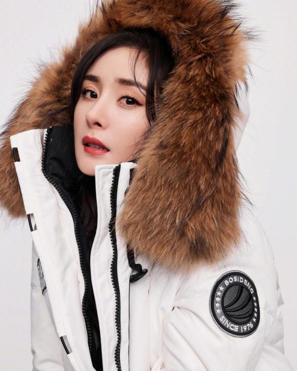 楊冪羽絨服拍照姿勢教學,能把帶毛毛的羽絨服穿得那麼好看時尚 楊冪羽絨服拍照姿勢教學,能把帶毛毛的羽絨服穿得那麼好看時尚