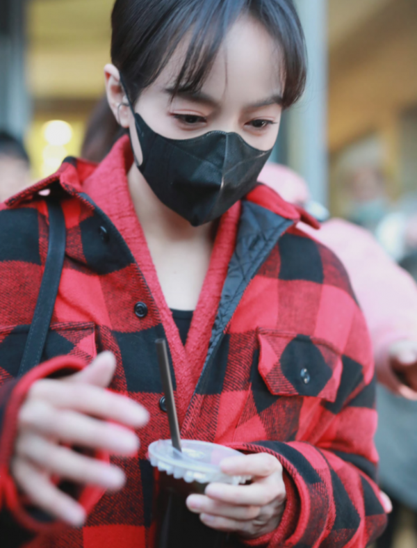 春晚第五次聯排來了！眾星低調進出，李宇春穿裙子鄧超自帶咖啡