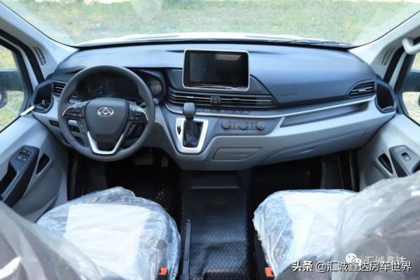 ​大通4人版柴油自動擋房車！簡潔佈局，還設多種實用設計