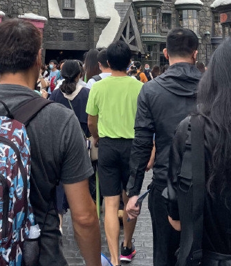 盤點環球影城偶遇明星生圖,白敬亭似商務精英,林依輪兼職賣貨? 盤點環球影城偶遇明星生圖,白敬亭似商務精英,林依輪兼職賣貨?