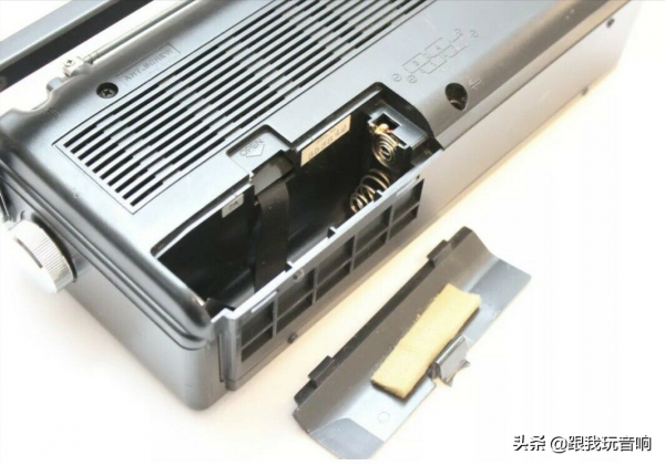 索尼 SONY CFM-120 小型 AM/FM 收錄機 索尼 SONY CFM-120 小型 AM/FM 收錄機