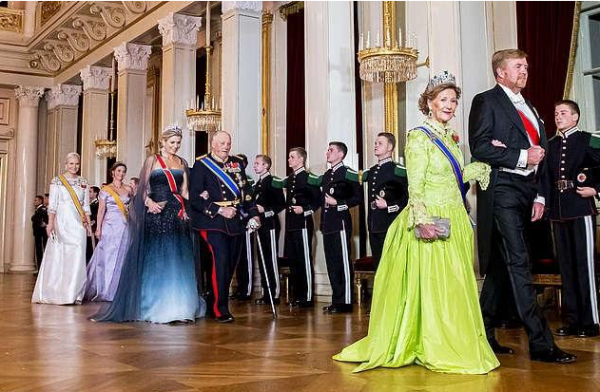 王室家庭曬聖誕照,七旬夫婦做法圈粉,16歲女王儲終於不擔心個頭 王室家庭曬聖誕照,七旬夫婦做法圈粉,16歲女王儲終於不擔心個頭