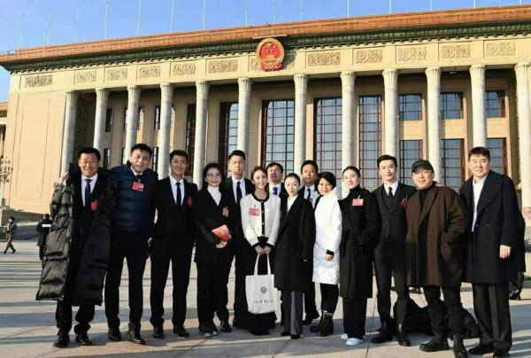 眾多演員齊聚人民大會堂前合照，沈叔叔不說話站在那就好好笑