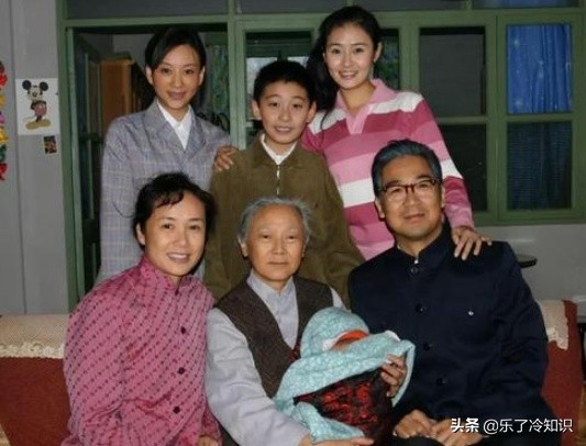 《金婚》裡的“佟多多”，出道20年潔身自好，嫁圈外老公好幸福