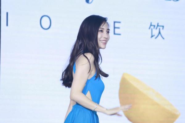 楊穎確實太瘦了 藍裙太美了