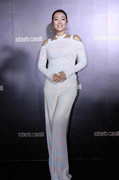 鞏俐也難逃“中年發福”,穿露肩針織衫擠出贅肉,幸好氣場撐著 鞏俐也難逃“中年發福”,穿露肩針織衫擠出贅肉,幸好氣場撐著