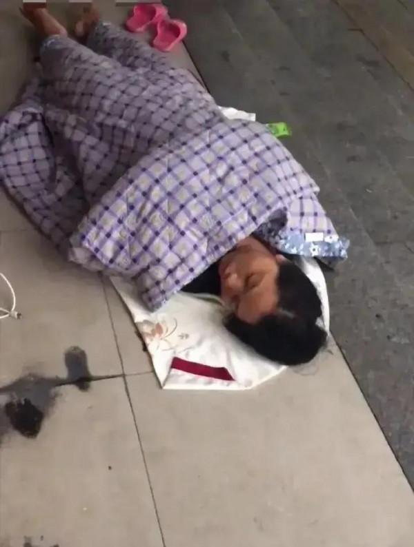 流浪女口述故事:負債後流浪街頭和傻光棍搶食,他太傻為救我被抓 流浪女口述故事:負債後流浪街頭和傻光棍搶食,他太傻為救我被抓