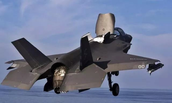 日本“出雲號”不再偽裝！護衛艦變航母，還搭載美國最先進戰機？