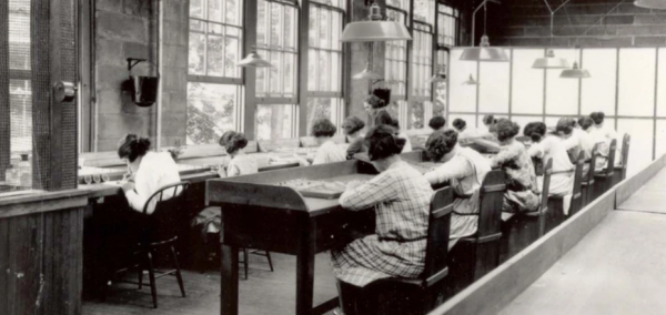 牙齒爛光,臉長巨瘤,骨頭還會發光,被美國資本家逼向絕路的女工 牙齒爛光,臉長巨瘤,骨頭還會發光,被美國資本家逼向絕路的女工