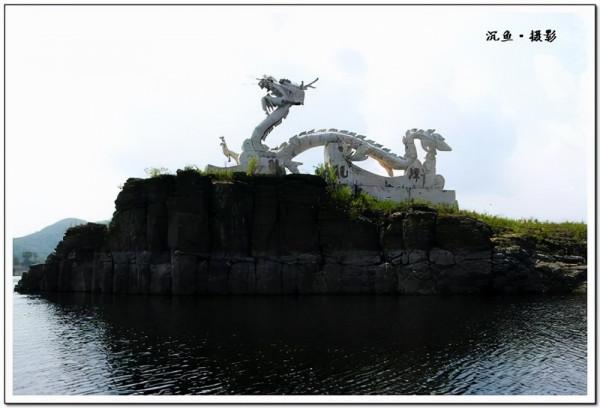 二丫和五狼夜行松江雪道血戰狼群，秦高趁機逃走卻被五狼捉回