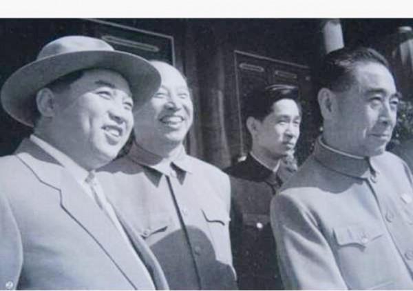 周總理訪朝時送給他們一斤大蘿蔔，周總理逝世後，金日成哭紅了眼