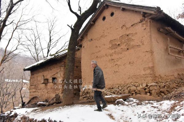 深山大叔70年沒進過城，巖縫裡開洞做羊圈，獨居峽谷活成高人