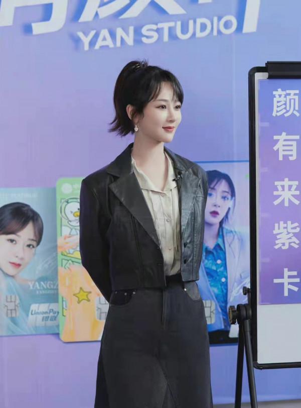 楊紫一改&OpenCurlyDoubleQuote;甜美風&rdquo;穿搭，大膽嘗試短款皮衣秀個性，看著時髦高階