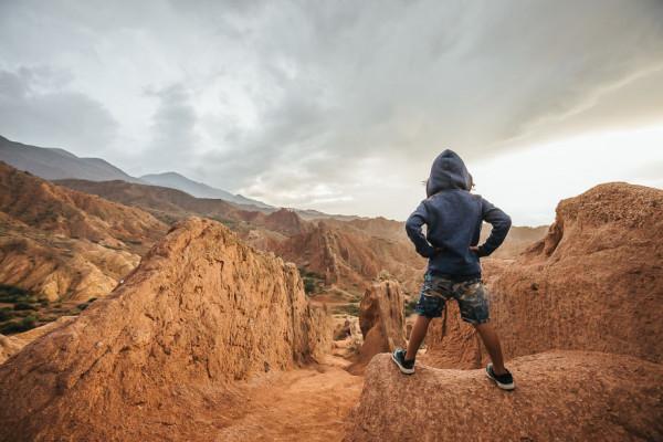 賣掉所有東西，兩夫妻帶著4歲的兒子，開卡車環遊世界。（1）
