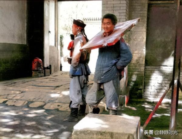 晚清老照片：小腳女子騎車，太監攙扶太后賞雪，城外空地盡是車